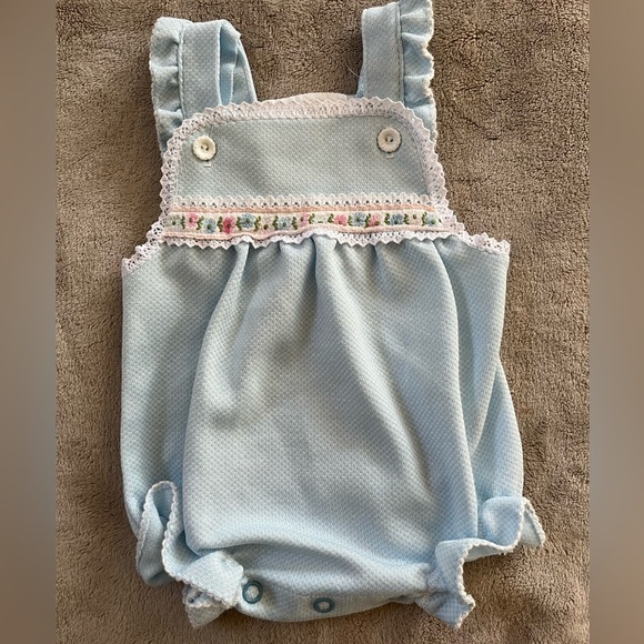 Vintage Carter's Baby Blue Floral Embroidered Ruffle Romper 3-6 Months 14-17 lbs - Picture 1 of 7
